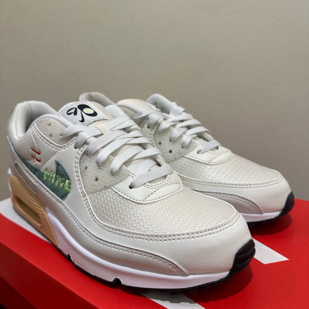 NIB Nike Air Max 90 SE White Neptune Green Womens Shoes DO9850-100 - Picture 3 of 7